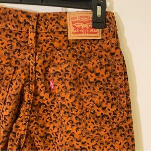 High-Rise Straight Corduroy Levi Jeans